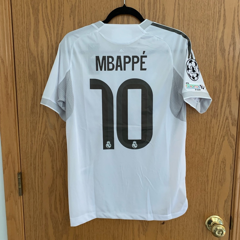 Real Madrid 2025/2026 Jerseys - Picture 12 of 15